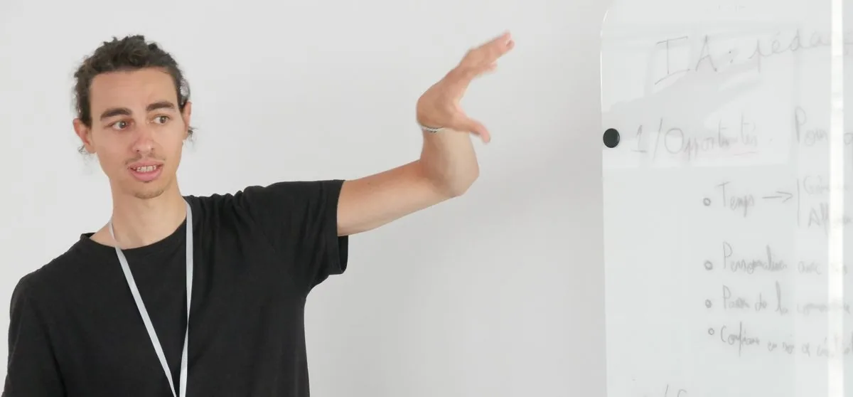 Vincent Lafeuillade anime une formation IA au tableau