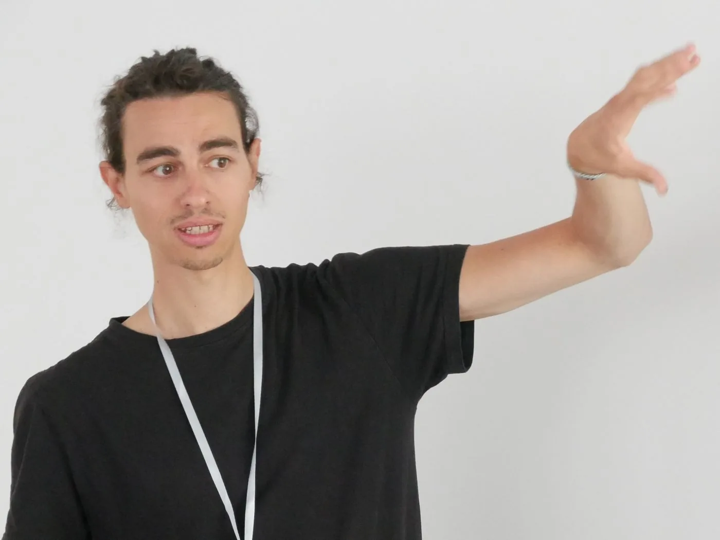 Vincent Lafeuillade explique une méthode au tableau pendant un atelier IA et pédagogie