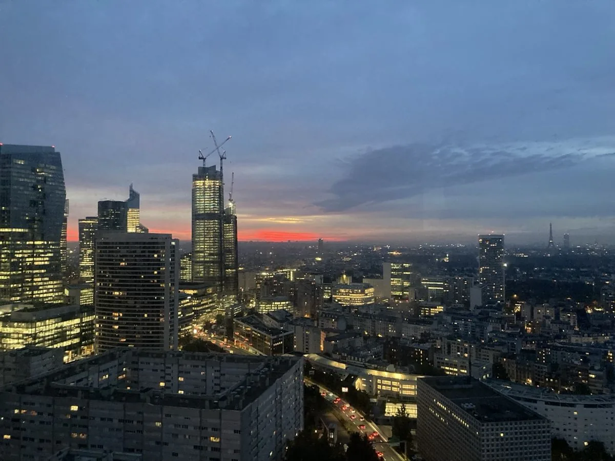 Quartier d'affaires de La Défense au crépuscule