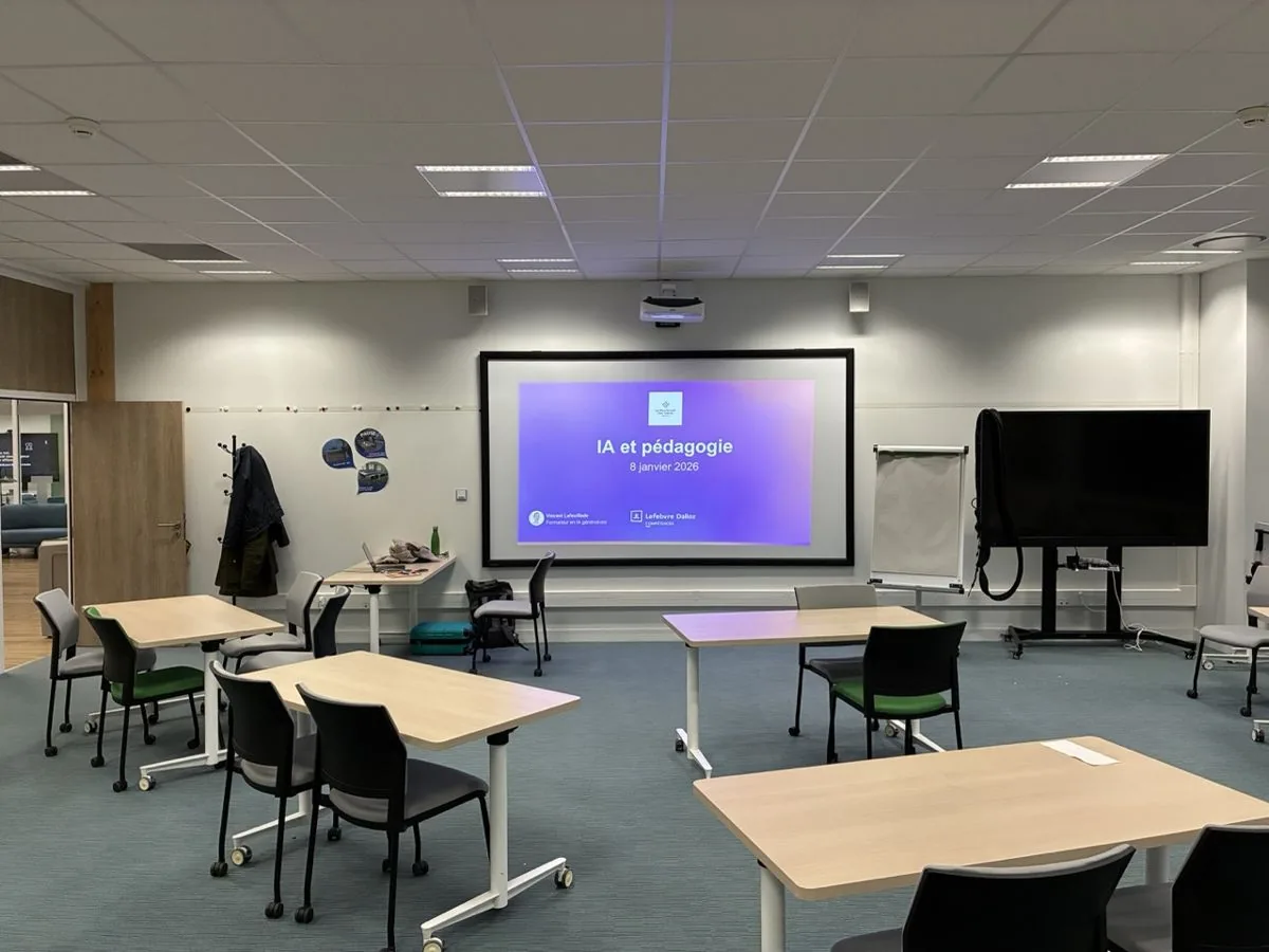 Salle de formation préparée pour un atelier IA et pédagogie