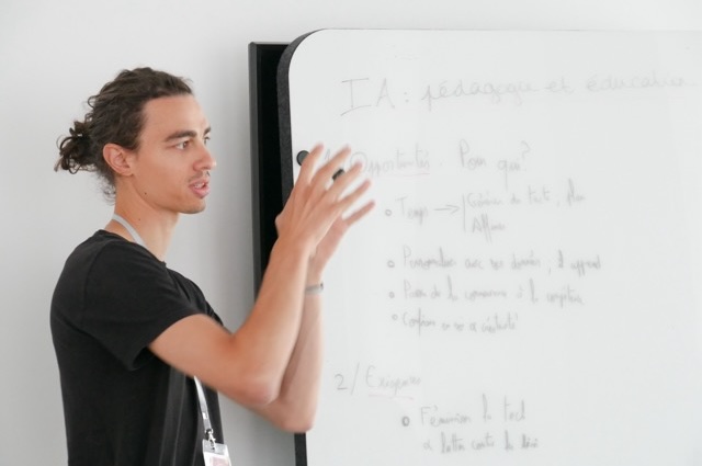 Vincent en atelier IA devant un tableau